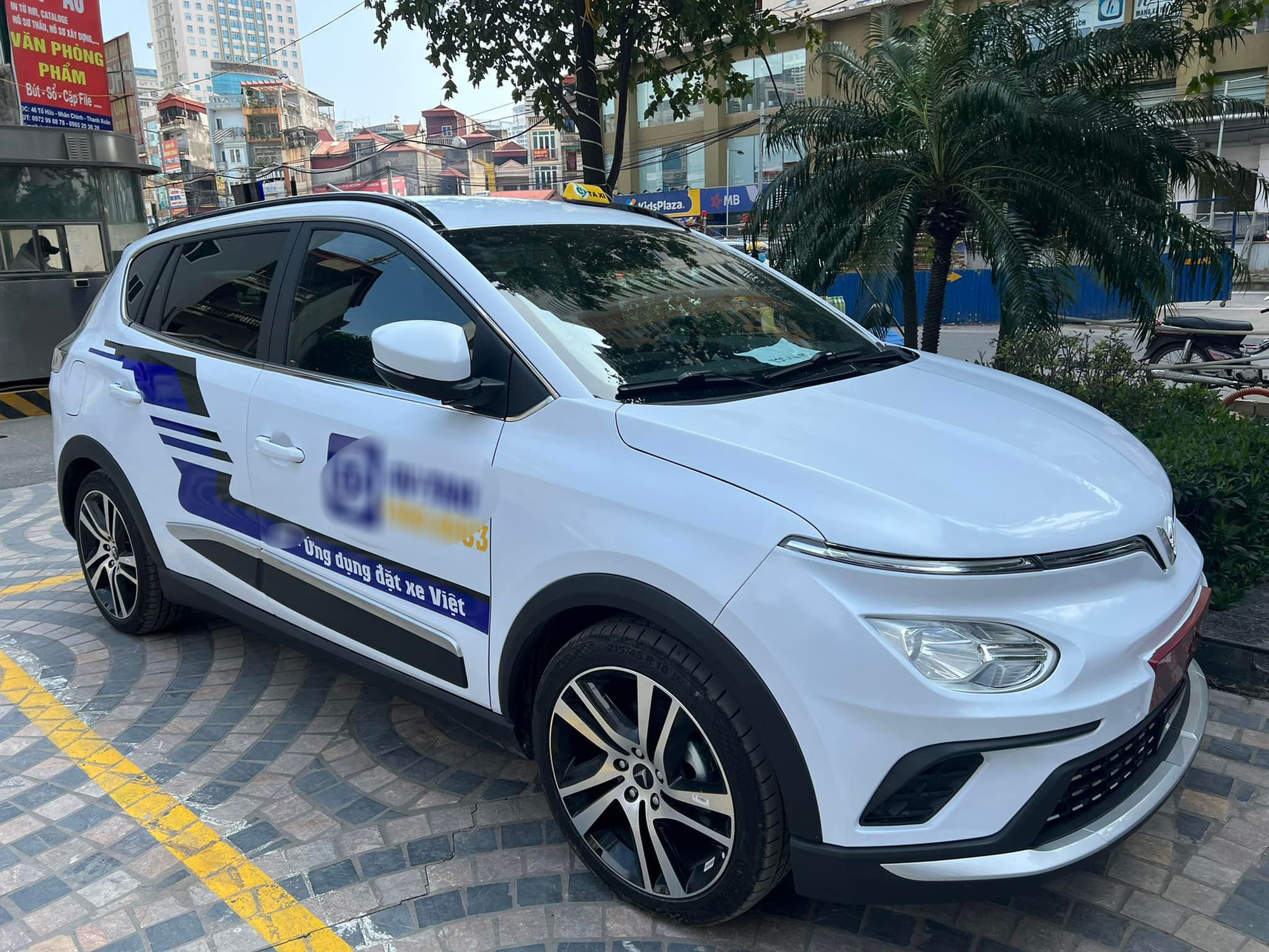 Chiếc VinFast VF e34 đầu tiên thử chạy taxi - chi phí thế nào, phù hợp hay không? - Ảnh 1. Chiếc VinFast VF e34 đầu tiên thử chạy taxi - chi phí thế nào, phù hợp hay không? - Ảnh 1.