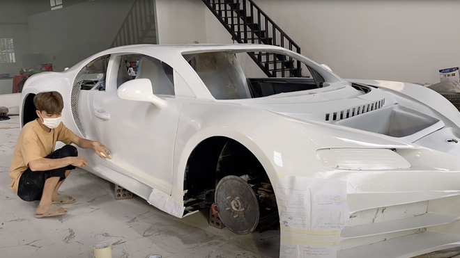 Bugatti Chiron tự chế trị giá tiền tỷ của nhóm bạn trẻ Quảng Ninh nâng cấp: Màu mới, mâm phay, đọ dáng với Kia Cerato để thấy kích thước khủng - Ảnh 3. Bugatti Chiron tự chế trị giá tiền tỷ của nhóm bạn trẻ Quảng Ninh nâng cấp: Màu mới, mâm phay, đọ dáng với Kia Cerato để thấy kích thước khủng - Ảnh 3.