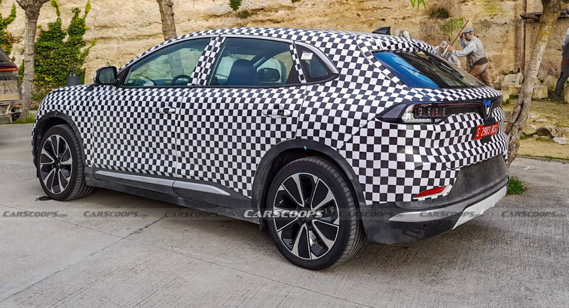 Lộ ảnh VinFast VF8 chạy thử ở châu Âu - Ảnh 1. Lộ ảnh VinFast VF8 chạy thử ở châu Âu - Ảnh 1.