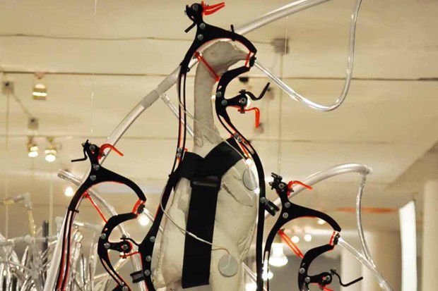 Trong tương lai, loài gà sẽ được nuôi nhốt như các con người phải trai qua trong Matrix - Ảnh 1. Trong tương lai, loài gà sẽ được nuôi nhốt như các con người phải trai qua trong Matrix - Ảnh 1.