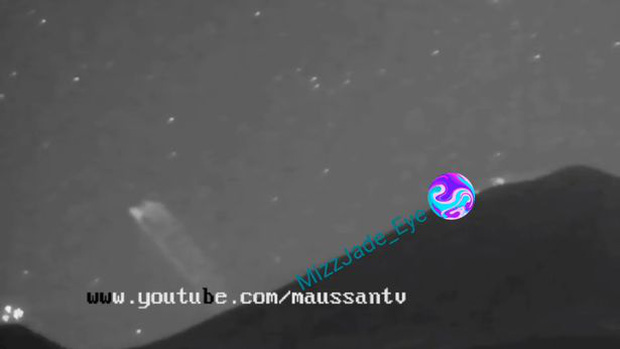 Bắt quả tang vật thể lạ lao thẳng từ miệng núi lửa rồi bay lên trời, hội mê UFO lại được dịp gáy - Ảnh 1. Bắt quả tang vật thể lạ lao thẳng từ miệng núi lửa rồi bay lên trời, hội mê UFO lại được dịp gáy - Ảnh 1.