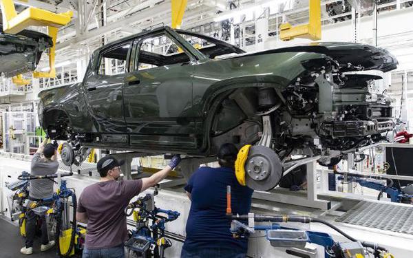 Bong bóng xe điện nguy cơ sắp vỡ tung: Loạt công ty từ Mỹ tới Trung Quốc giảm giá trị cả nửa, đến Tesla cũng không 'thoát' đà giảm - Ảnh 1. Bong bóng xe điện nguy cơ sắp vỡ tung: Loạt công ty từ Mỹ tới Trung Quốc giảm giá trị cả nửa, đến Tesla cũng không 'thoát' đà giảm - Ảnh 1.