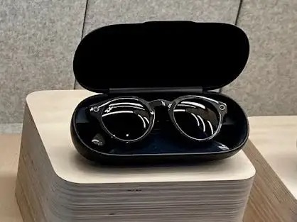 Bên trong Meta Store đầu tiên: Thiết kế đơn điệu, chỉ như cửa hàng bán thiết bị đeo, chẳng hề 'siêu thực' - Ảnh 7. Bên trong Meta Store đầu tiên: Thiết kế đơn điệu, chỉ như cửa hàng bán thiết bị đeo, chẳng hề 'siêu thực' - Ảnh 7.