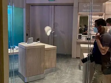 Bên trong Meta Store đầu tiên: Thiết kế đơn điệu, chỉ như cửa hàng bán thiết bị đeo, chẳng hề 'siêu thực' - Ảnh 11. Bên trong Meta Store đầu tiên: Thiết kế đơn điệu, chỉ như cửa hàng bán thiết bị đeo, chẳng hề 'siêu thực' - Ảnh 11.