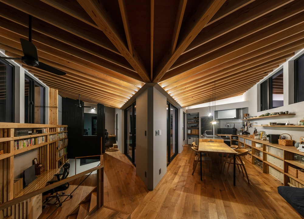 Căn nhà như viên ngọc đen giữa rừng núi Nhật Bản - Ảnh 10. Căn nhà như viên ngọc đen giữa rừng núi Nhật Bản - Ảnh 10.