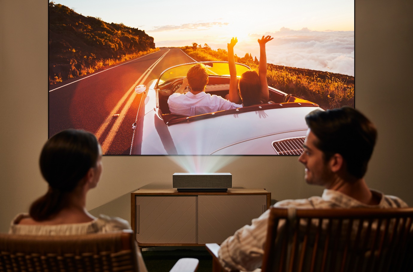 Mang rạp chiếu “Gold Class” về nhà với CineBeam để gia đình cùng giải trí - Ảnh 2. Mang rạp chiếu “Gold Class” về nhà với CineBeam để gia đình cùng giải trí - Ảnh 2.