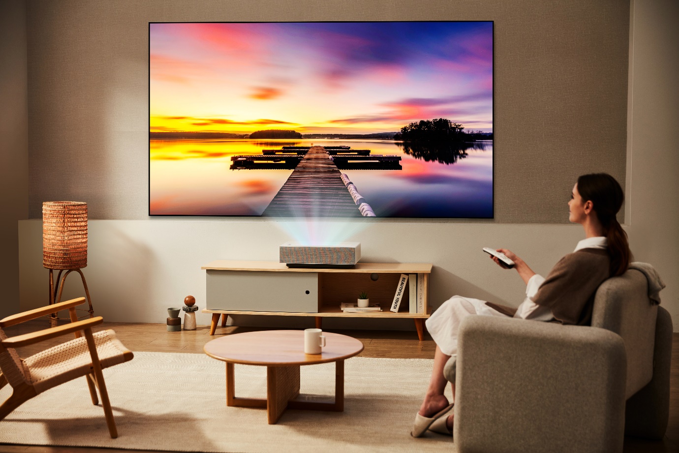 Mang rạp chiếu “Gold Class” về nhà với CineBeam để gia đình cùng giải trí - Ảnh 3. Mang rạp chiếu “Gold Class” về nhà với CineBeam để gia đình cùng giải trí - Ảnh 3.