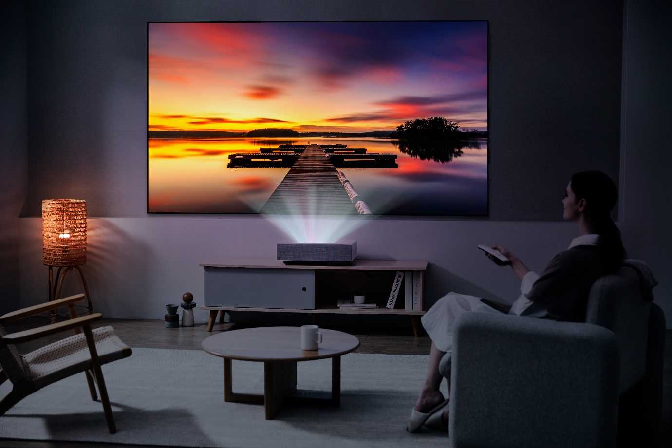 Mang rạp chiếu “Gold Class” về nhà với CineBeam để gia đình cùng giải trí - Ảnh 4. Mang rạp chiếu “Gold Class” về nhà với CineBeam để gia đình cùng giải trí - Ảnh 4.