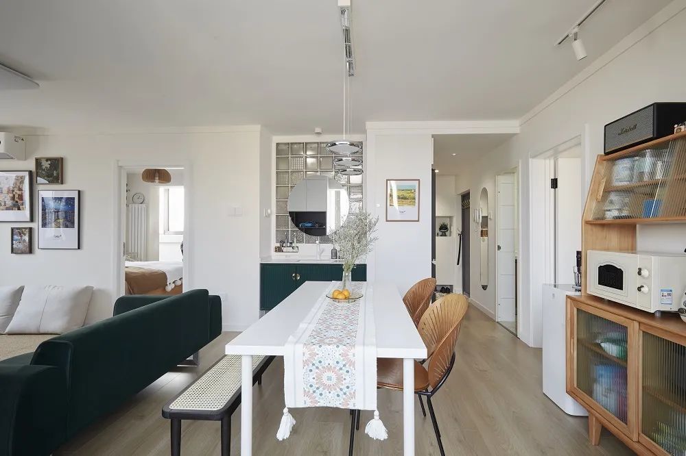 Căn hộ cũ được cặp vợ chồng trẻ cải tạo lại tiện dụng đến bất ngờ, tận dụng từng mét vuông từ lối ra vào - Ảnh 1. Căn hộ cũ được cặp vợ chồng trẻ cải tạo lại tiện dụng đến bất ngờ, tận dụng từng mét vuông từ lối ra vào - Ảnh 1.