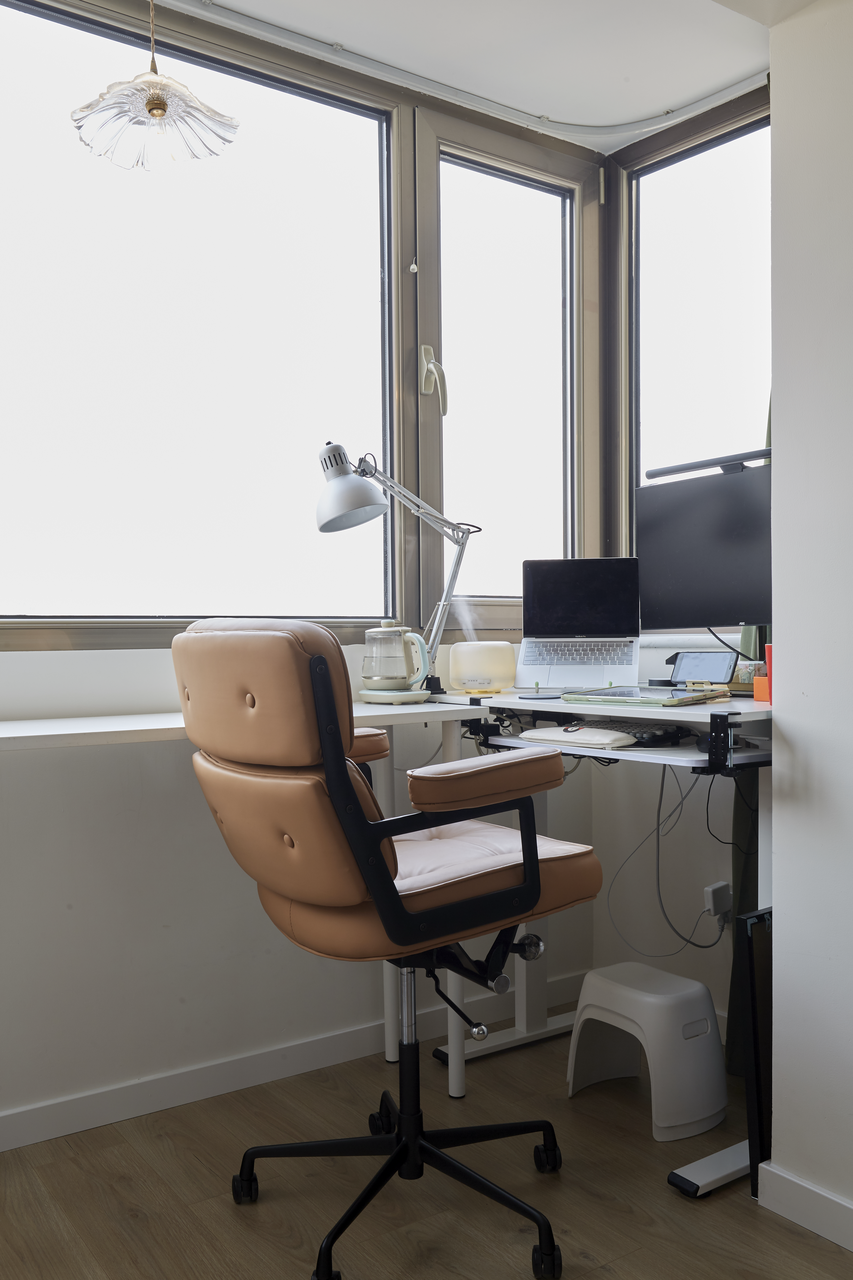 Căn hộ cũ được cặp vợ chồng trẻ cải tạo lại tiện dụng đến bất ngờ, tận dụng từng mét vuông từ lối ra vào - Ảnh 13. Căn hộ cũ được cặp vợ chồng trẻ cải tạo lại tiện dụng đến bất ngờ, tận dụng từng mét vuông từ lối ra vào - Ảnh 13.