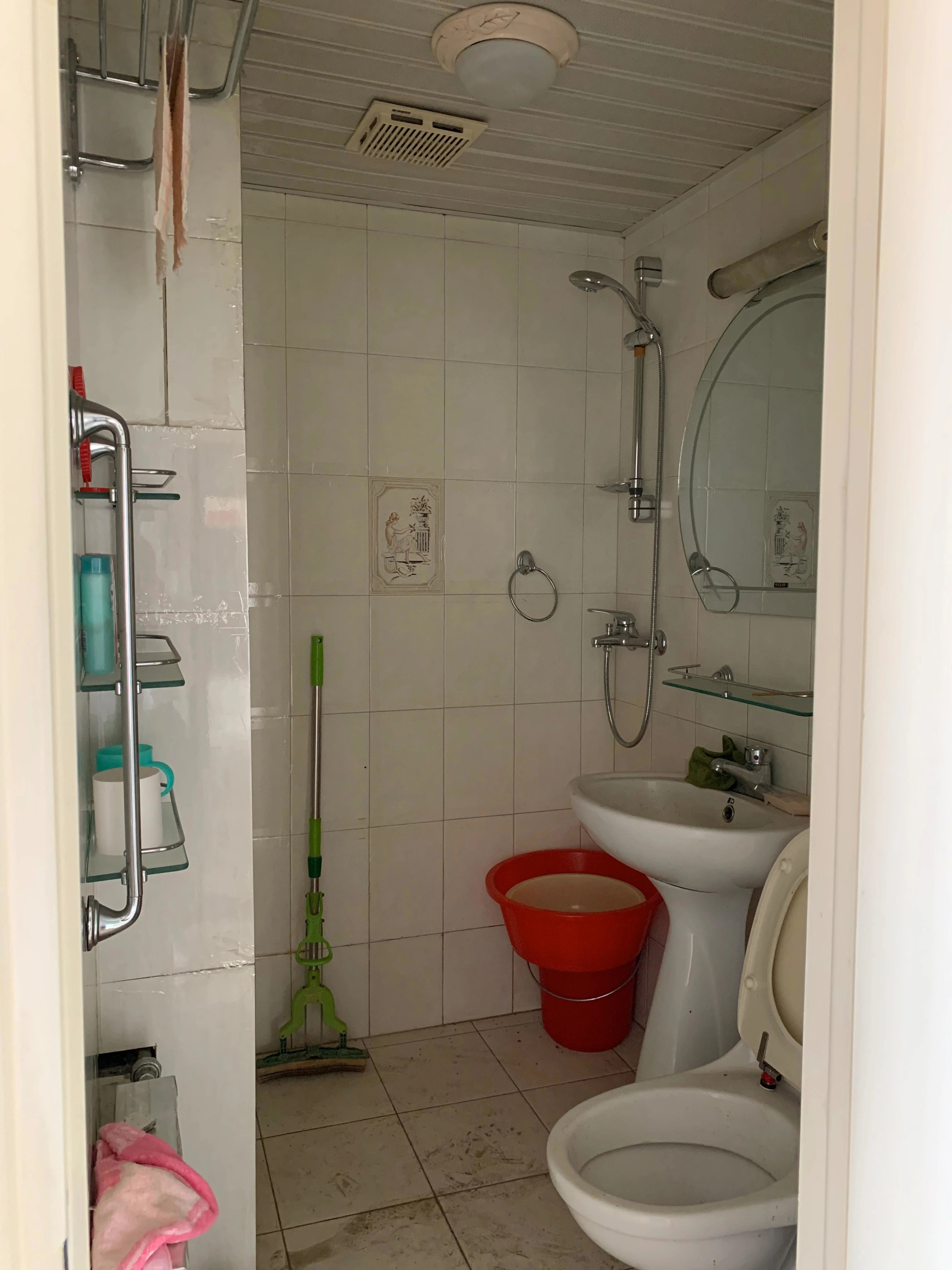 Căn hộ cũ được cặp vợ chồng trẻ cải tạo lại tiện dụng đến bất ngờ, tận dụng từng mét vuông từ lối ra vào - Ảnh 23. Căn hộ cũ được cặp vợ chồng trẻ cải tạo lại tiện dụng đến bất ngờ, tận dụng từng mét vuông từ lối ra vào - Ảnh 23.