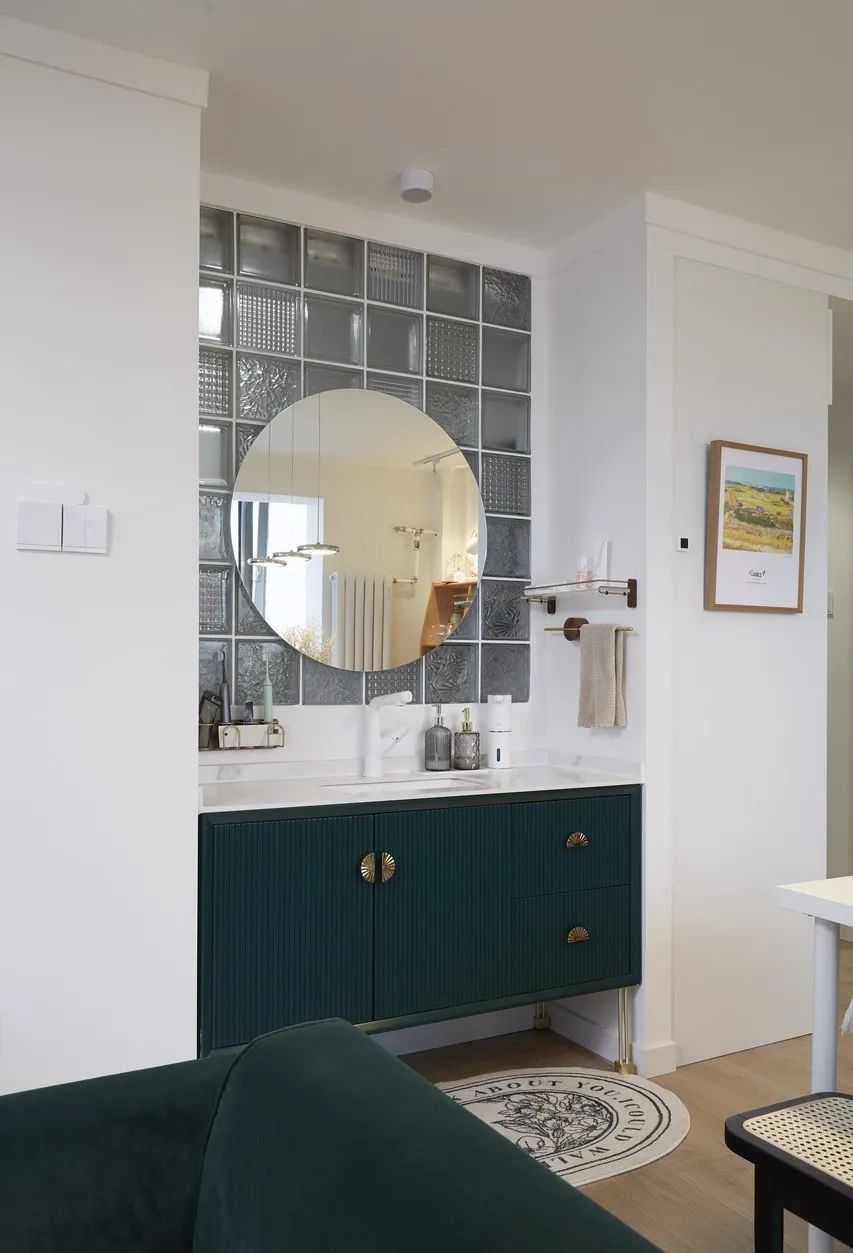 Căn hộ cũ được cặp vợ chồng trẻ cải tạo lại tiện dụng đến bất ngờ, tận dụng từng mét vuông từ lối ra vào - Ảnh 27. Căn hộ cũ được cặp vợ chồng trẻ cải tạo lại tiện dụng đến bất ngờ, tận dụng từng mét vuông từ lối ra vào - Ảnh 27.