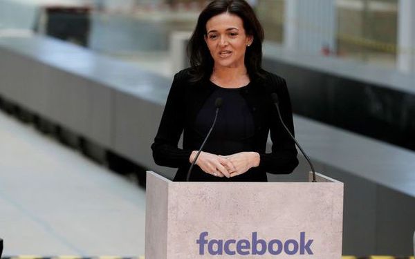 Tiết lộ động trời về việc Sheryl Sandberg rời Facebook sau 14 năm: Mệt mỏi vì luôn phải làm 'bình phong chịu trận' cho mọi bê bối, không còn cùng chí hướng với Mark Zuckerberg - Ảnh 1. Tiết lộ động trời về việc Sheryl Sandberg rời Facebook sau 14 năm: Mệt mỏi vì luôn phải làm 'bình phong chịu trận' cho mọi bê bối, không còn cùng chí hướng với Mark Zuckerberg - Ảnh 1.