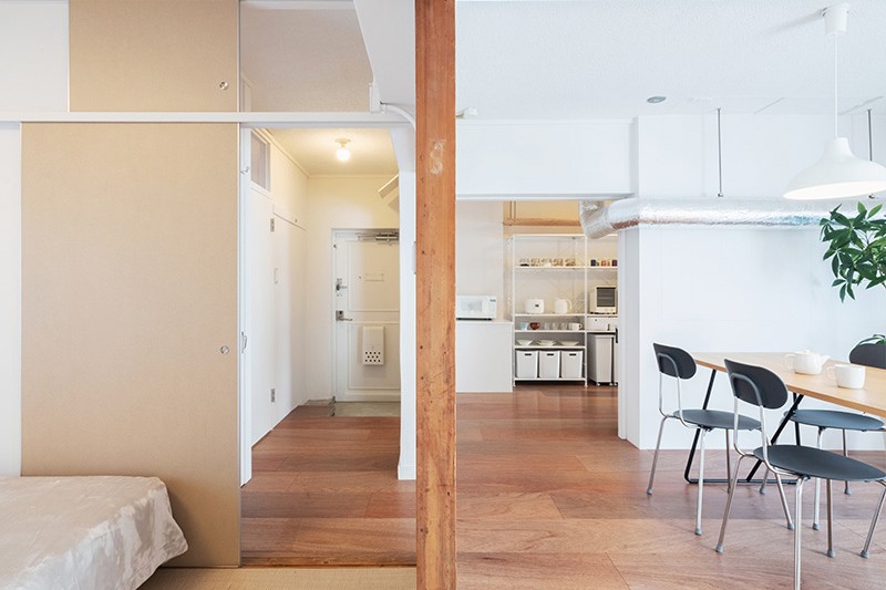 Ghé thăm ngôi nhà 64m2 không có một chiếc tủ nào ở Nhật Bản: Nội thất vẫn sạch sẽ, mới mẻ, rất sáng mắt mà không hề chật chội - Ảnh 1. Ghé thăm ngôi nhà 64m2 không có một chiếc tủ nào ở Nhật Bản: Nội thất vẫn sạch sẽ, mới mẻ, rất sáng mắt mà không hề chật chội - Ảnh 1.