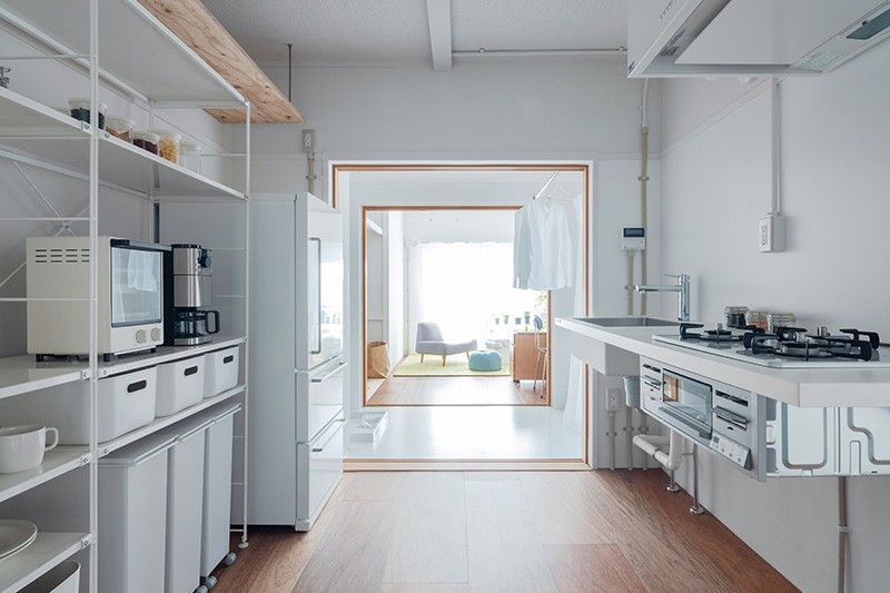 Ghé thăm ngôi nhà 64m2 không có một chiếc tủ nào ở Nhật Bản: Nội thất vẫn sạch sẽ, mới mẻ, rất sáng mắt mà không hề chật chội - Ảnh 2. Ghé thăm ngôi nhà 64m2 không có một chiếc tủ nào ở Nhật Bản: Nội thất vẫn sạch sẽ, mới mẻ, rất sáng mắt mà không hề chật chội - Ảnh 2.