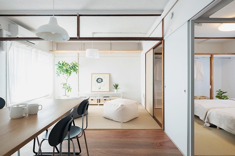 Ghé thăm ngôi nhà 64m2 không có một chiếc tủ nào ở Nhật Bản: Nội thất vẫn sạch sẽ, mới mẻ, rất sáng mắt mà không hề chật chội - Ảnh 10. Ghé thăm ngôi nhà 64m2 không có một chiếc tủ nào ở Nhật Bản: Nội thất vẫn sạch sẽ, mới mẻ, rất sáng mắt mà không hề chật chội - Ảnh 10.