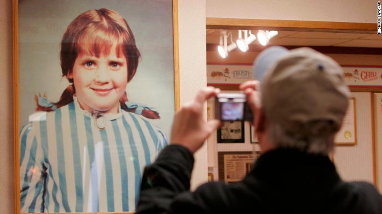 Nhà sáng lập đặt tên công ty theo tên con gái, thành ông chủ của đế chế tỷ đô nhưng lại hối hận và phải xin lỗi con - Ảnh 2. Nhà sáng lập đặt tên công ty theo tên con gái, thành ông chủ của đế chế tỷ đô nhưng lại hối hận và phải xin lỗi con - Ảnh 2.