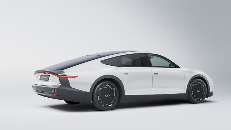 Liệu thế giới đã tìm được chiếc ô tô điện ‘vạn người mê’ mới? Chiếc xe này dùng năng lượng mặt trời - đi nhiều tháng không cần sạc điện - Ảnh 1. Liệu thế giới đã tìm được chiếc ô tô điện ‘vạn người mê’ mới? Chiếc xe này dùng năng lượng mặt trời - đi nhiều tháng không cần sạc điện - Ảnh 1.