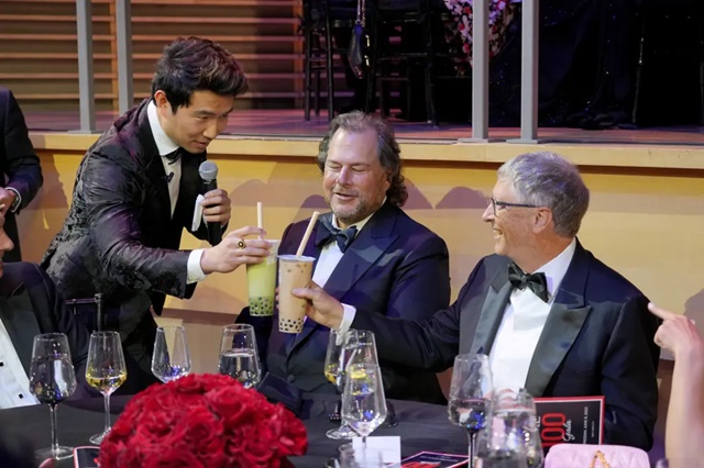 Tỷ phú Bill Gates gây sốt vì biểu cảm thích thú khi uống trà sữa - Ảnh 1. Tỷ phú Bill Gates gây sốt vì biểu cảm thích thú khi uống trà sữa - Ảnh 1.