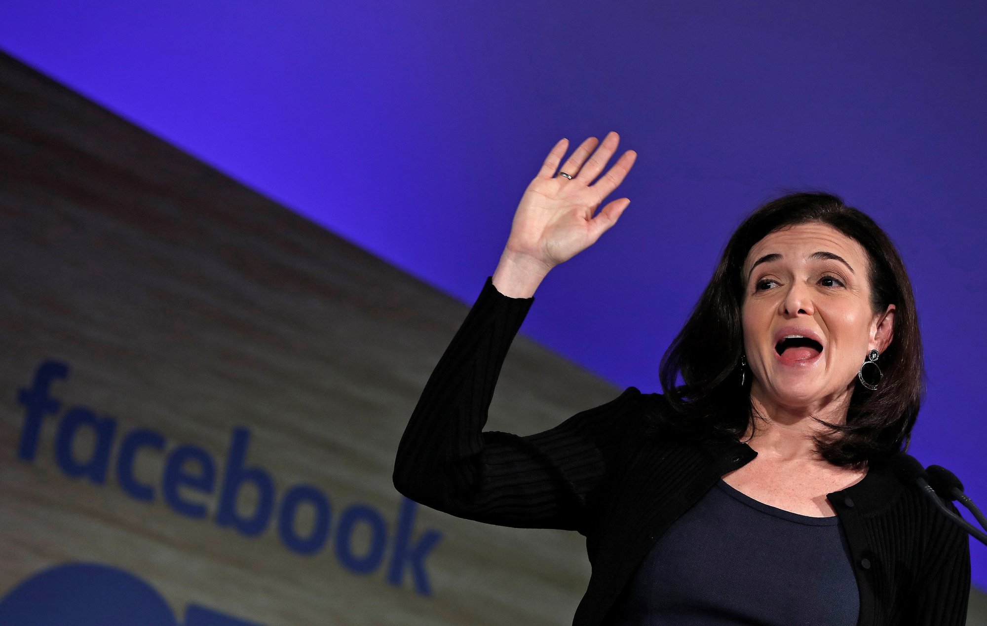 Trước khi từ bỏ vai trò COO, 'nữ tướng' Sheryl Sandberg đã bán hơn 75% cổ phiếu Facebook - Ảnh 2. Trước khi từ bỏ vai trò COO, 'nữ tướng' Sheryl Sandberg đã bán hơn 75% cổ phiếu Facebook - Ảnh 2.