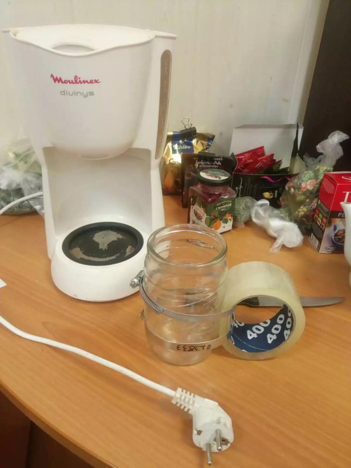 Những hình ảnh hài hước chứng minh băng dính có thể giải quyết mọi vấn đề - Ảnh 8. Những hình ảnh hài hước chứng minh băng dính có thể giải quyết mọi vấn đề - Ảnh 8.