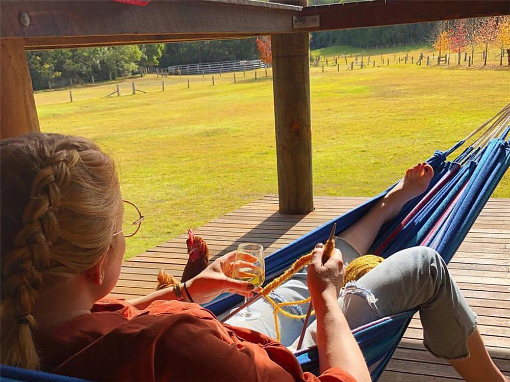 Cặp đôi tái chế toa xe lửa bỏ hoang từ năm 1950, biến nó thành ngôi nhà rộng 70m2, sống cùng đàn lạc đà và thiên nhiên: Vi diệu! - Ảnh 14. Cặp đôi tái chế toa xe lửa bỏ hoang từ năm 1950, biến nó thành ngôi nhà rộng 70m2, sống cùng đàn lạc đà và thiên nhiên: Vi diệu! - Ảnh 14.