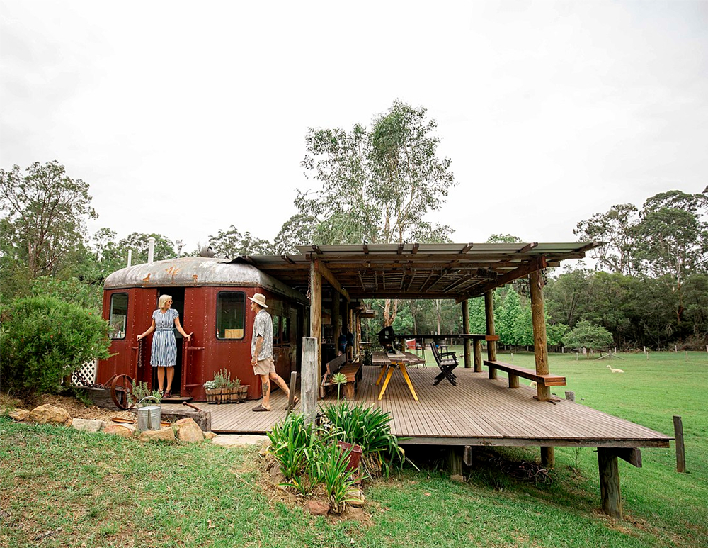 Cặp đôi tái chế toa xe lửa bỏ hoang từ năm 1950, biến nó thành ngôi nhà rộng 70m2, sống cùng đàn lạc đà và thiên nhiên: Vi diệu! - Ảnh 1. Cặp đôi tái chế toa xe lửa bỏ hoang từ năm 1950, biến nó thành ngôi nhà rộng 70m2, sống cùng đàn lạc đà và thiên nhiên: Vi diệu! - Ảnh 1.