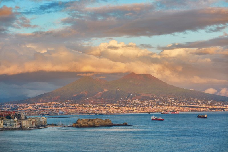 Du khách rơi xuống miệng núi lửa khi chụp ảnh tự sướng - Ảnh 1. Du khách rơi xuống miệng núi lửa khi chụp ảnh tự sướng - Ảnh 1.