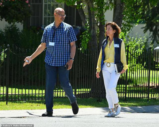 Chiếc áo đặc biệt được giới tỷ phú ưa thích: từ ông chủ Tesla đến CEO Uber đều đua nhau mặc - Ảnh 3. Chiếc áo đặc biệt được giới tỷ phú ưa thích: từ ông chủ Tesla đến CEO Uber đều đua nhau mặc - Ảnh 3.