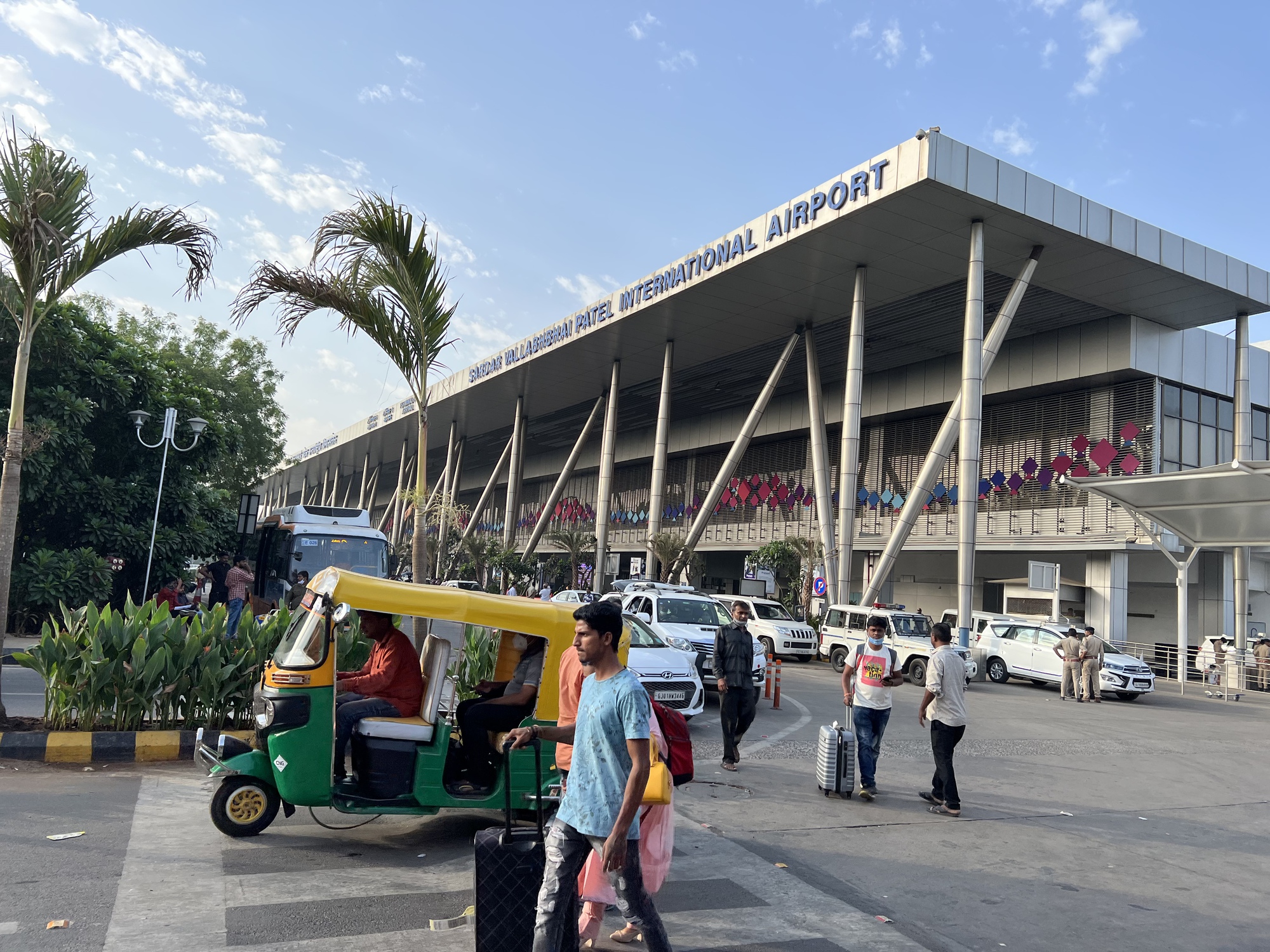 Cận cảnh quê hương của tỷ phú Ấn Độ giàu hơn Bill Gates - Ảnh 3. Cận cảnh quê hương của tỷ phú Ấn Độ giàu hơn Bill Gates - Ảnh 3.