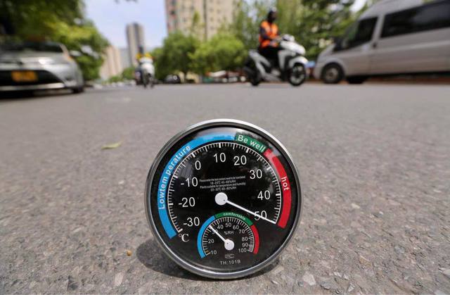 Chùm ảnh: Shipper, xe ôm công nghệ ở Hà Nội vật vã mưu sinh dưới cái nắng 37 độ C - Ảnh 2. Chùm ảnh: Shipper, xe ôm công nghệ ở Hà Nội vật vã mưu sinh dưới cái nắng 37 độ C - Ảnh 2.