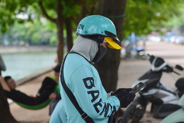 Chùm ảnh: Shipper, xe ôm công nghệ ở Hà Nội vật vã mưu sinh dưới cái nắng 37 độ C - Ảnh 11. Chùm ảnh: Shipper, xe ôm công nghệ ở Hà Nội vật vã mưu sinh dưới cái nắng 37 độ C - Ảnh 11.