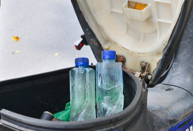 Chùm ảnh: Shipper, xe ôm công nghệ ở Hà Nội vật vã mưu sinh dưới cái nắng 37 độ C - Ảnh 13. Chùm ảnh: Shipper, xe ôm công nghệ ở Hà Nội vật vã mưu sinh dưới cái nắng 37 độ C - Ảnh 13.