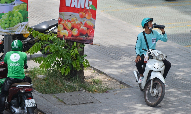 Chùm ảnh: Shipper, xe ôm công nghệ ở Hà Nội vật vã mưu sinh dưới cái nắng 37 độ C - Ảnh 14. Chùm ảnh: Shipper, xe ôm công nghệ ở Hà Nội vật vã mưu sinh dưới cái nắng 37 độ C - Ảnh 14.