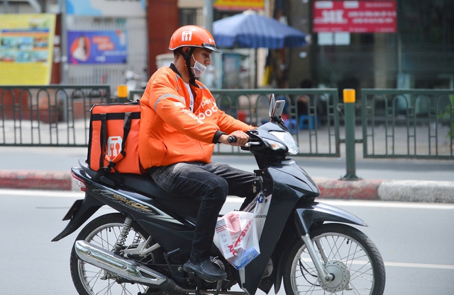 Chùm ảnh: Shipper, xe ôm công nghệ ở Hà Nội vật vã mưu sinh dưới cái nắng 37 độ C - Ảnh 5. Chùm ảnh: Shipper, xe ôm công nghệ ở Hà Nội vật vã mưu sinh dưới cái nắng 37 độ C - Ảnh 5.