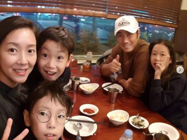 Số phận khác biệt của 2 nàng dâu đế chế Samsung: Người đau đớn nỗi sầu nhung lụa, kẻ may mắn gặp được chân ái - Ảnh 4. Số phận khác biệt của 2 nàng dâu đế chế Samsung: Người đau đớn nỗi sầu nhung lụa, kẻ may mắn gặp được chân ái - Ảnh 4.