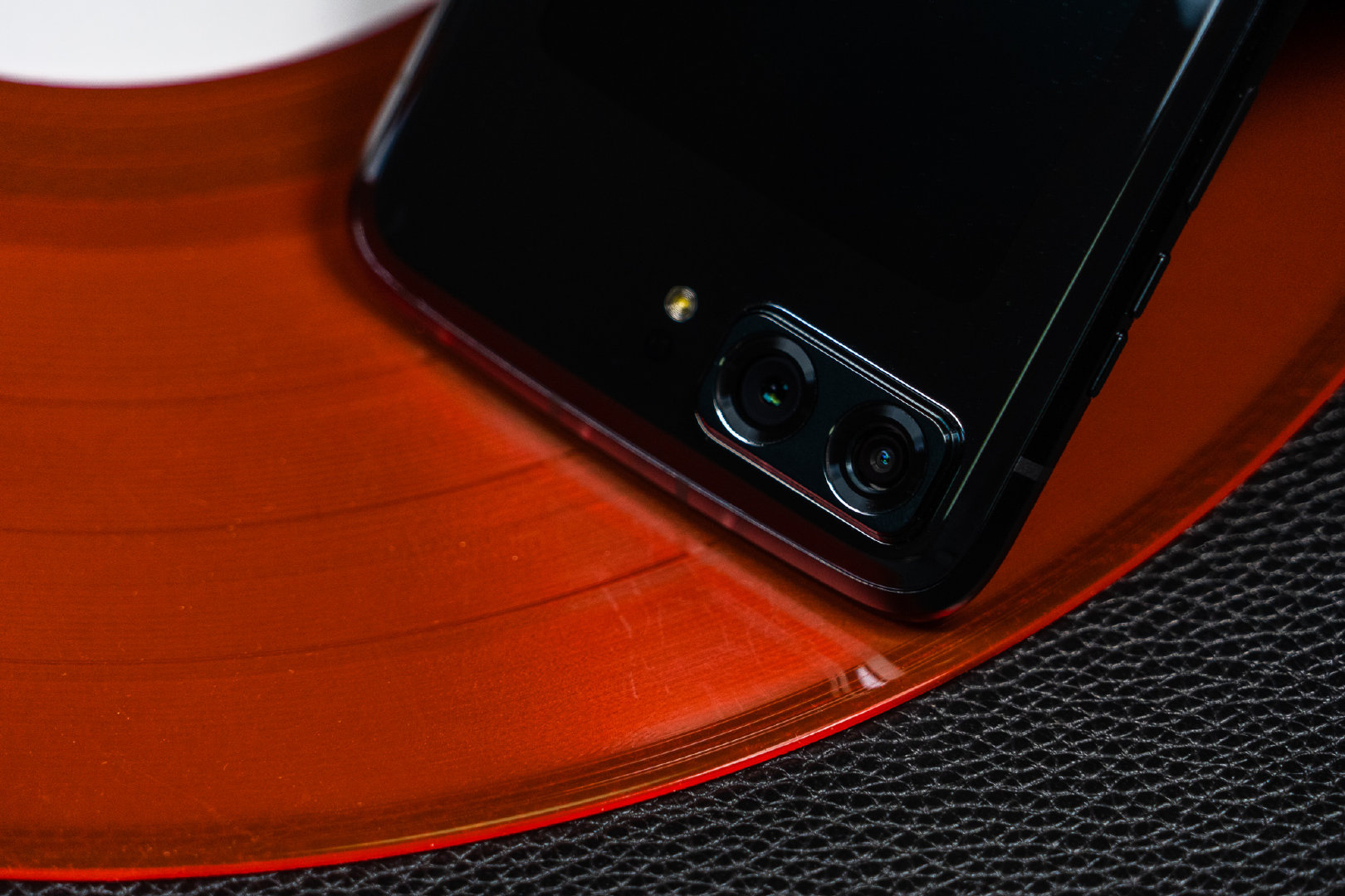 Motorola Razr 2022 ra mắt: Thiết kế giống Galaxy Z Flip4, Snapdragon 8+ Gen 1, giá 20.9 triệu đồng - Ảnh 5. Motorola Razr 2022 ra mắt: Thiết kế giống Galaxy Z Flip4, Snapdragon 8+ Gen 1, giá 20.9 triệu đồng - Ảnh 5.