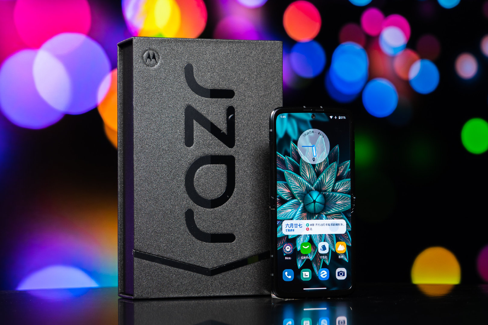 Motorola Razr 2022 ra mắt: Thiết kế giống Galaxy Z Flip4, Snapdragon 8+ Gen 1, giá 20.9 triệu đồng - Ảnh 2. Motorola Razr 2022 ra mắt: Thiết kế giống Galaxy Z Flip4, Snapdragon 8+ Gen 1, giá 20.9 triệu đồng - Ảnh 2.