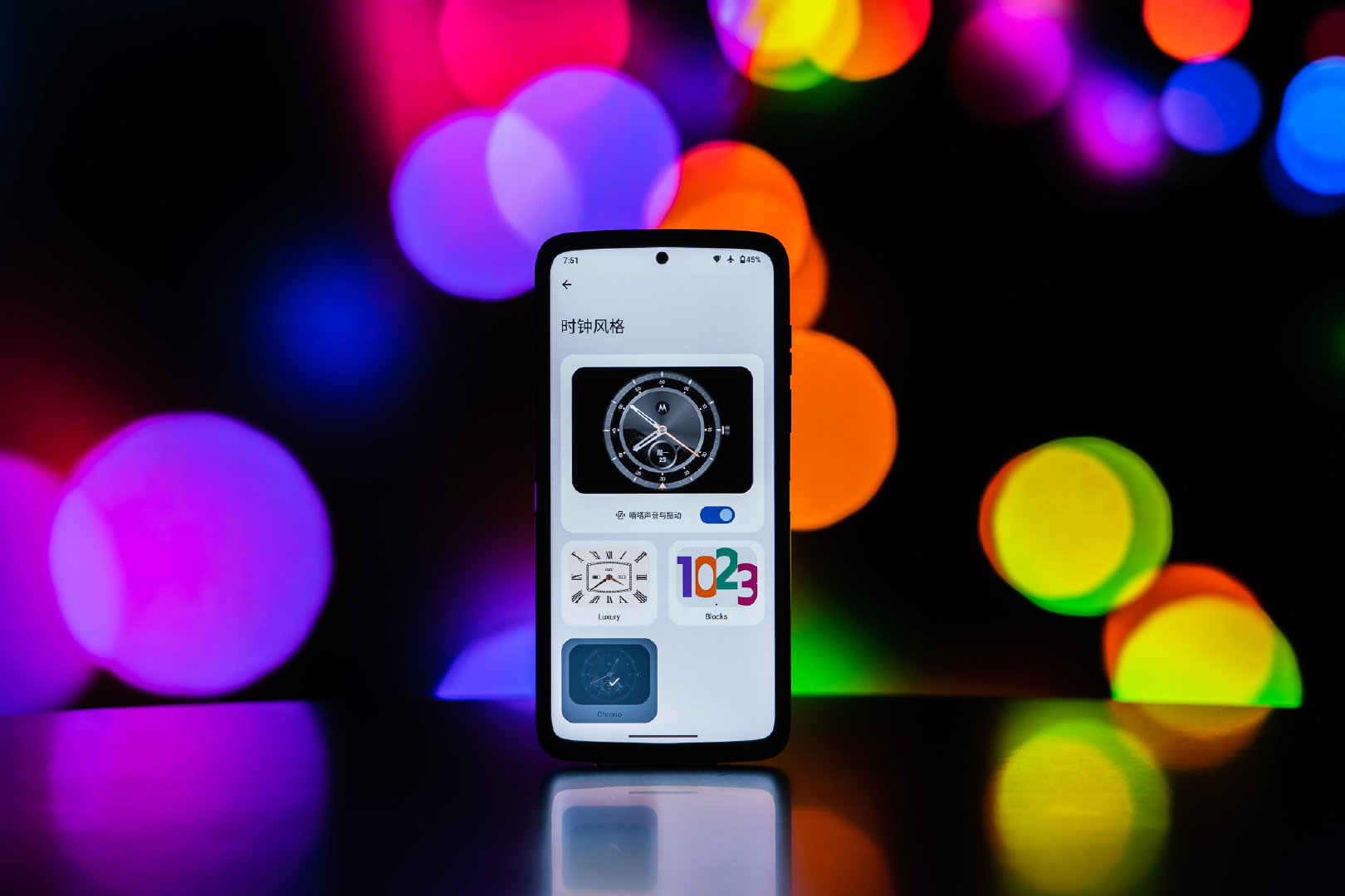 Motorola Razr 2022 ra mắt: Thiết kế giống Galaxy Z Flip4, Snapdragon 8+ Gen 1, giá 20.9 triệu đồng - Ảnh 3. Motorola Razr 2022 ra mắt: Thiết kế giống Galaxy Z Flip4, Snapdragon 8+ Gen 1, giá 20.9 triệu đồng - Ảnh 3.