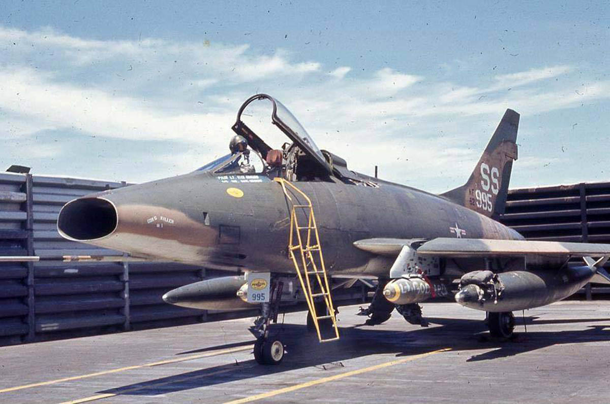 F-100 Super Sabre: Chiến đấu cơ siêu thanh đầu tiên của Mỹ là huyền thoại hay thảm họa? - Ảnh 3. F-100 Super Sabre: Chiến đấu cơ siêu thanh đầu tiên của Mỹ là huyền thoại hay thảm họa? - Ảnh 3.