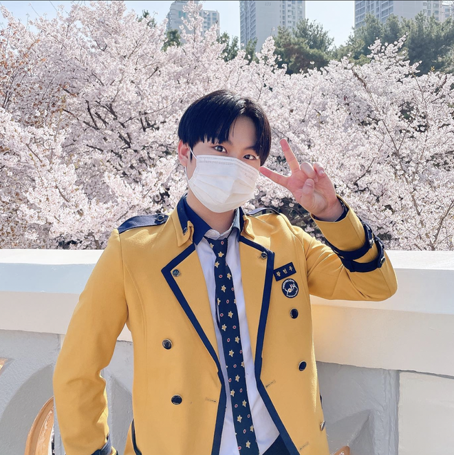 Cậu bé gốc Việt nổi danh toàn cầu sau MV tỷ view: Từng bị tẩy chay vì kém sắc nhưng nay lột xác ngoạn mục, cuộc sống thay đổi ngỡ ngàng - Ảnh 6. Cậu bé gốc Việt nổi danh toàn cầu sau MV tỷ view: Từng bị tẩy chay vì kém sắc nhưng nay lột xác ngoạn mục, cuộc sống thay đổi ngỡ ngàng - Ảnh 6.