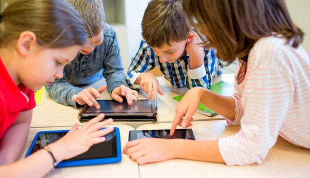 Nếu con bạn dùng MXH, hãy đặt ngay 7 câu hỏi để hiểu rõ 'thế giới ảo' mà con đang sống mỗi ngày - Ảnh 1. Nếu con bạn dùng MXH, hãy đặt ngay 7 câu hỏi để hiểu rõ 'thế giới ảo' mà con đang sống mỗi ngày - Ảnh 1.