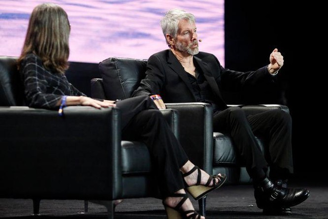 Đẩy công ty đến bờ vực vì 'all-in' Bitcoin, vị tỉ phú này phải nhường ghế CEO cho một kỹ sư gốc Việt - Ảnh 1. Đẩy công ty đến bờ vực vì 'all-in' Bitcoin, vị tỉ phú này phải nhường ghế CEO cho một kỹ sư gốc Việt - Ảnh 1.