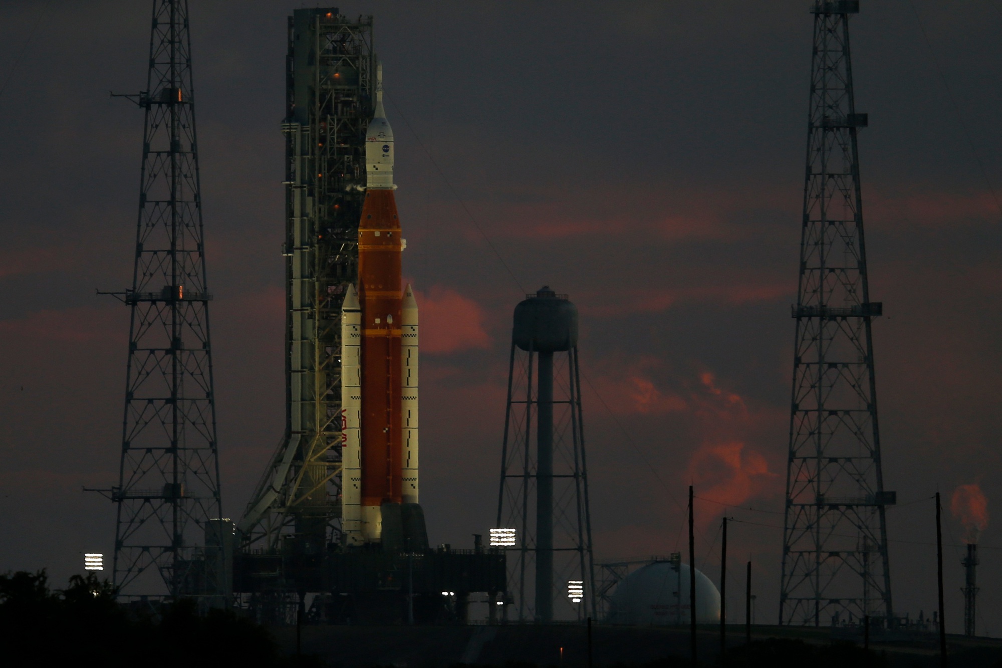 Tên lửa khổng lồ của Mỹ bị nứt, lùi chuyến bay lên Mặt trăng - Ảnh 1. Tên lửa khổng lồ của Mỹ bị nứt, lùi chuyến bay lên Mặt trăng - Ảnh 1.