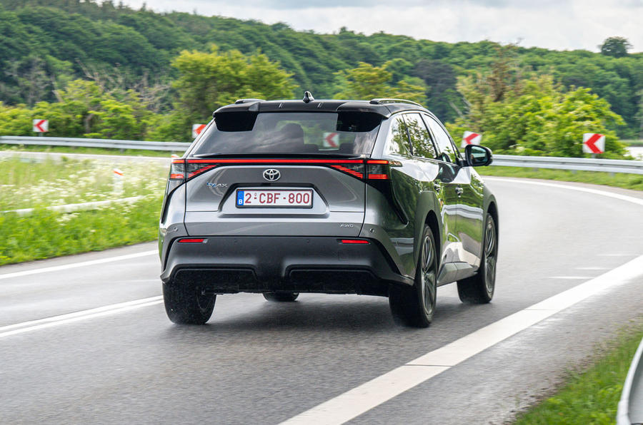 Chuyện hy hữu: Vừa bán mẫu ô tô điện đầu tiên được 2 tháng, Toyota vội gợi ý mua lại bằng được xe của khách vì lỗi chưa biết khi nào khắc phục được - Ảnh 2. Chuyện hy hữu: Vừa bán mẫu ô tô điện đầu tiên được 2 tháng, Toyota vội gợi ý mua lại bằng được xe của khách vì lỗi chưa biết khi nào khắc phục được - Ảnh 2.