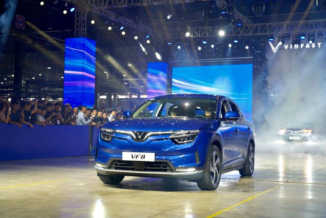 Người đã mua 4 xe VinFast đi nhận VF 8 : Đây là giây phút lịch sử của ngành ô tô Việt Nam - Ảnh 9. Người đã mua 4 xe VinFast đi nhận VF 8 : Đây là giây phút lịch sử của ngành ô tô Việt Nam - Ảnh 9.