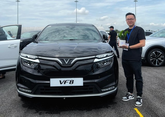 Người đã mua 4 xe VinFast đi nhận VF 8 : Đây là giây phút lịch sử của ngành ô tô Việt Nam - Ảnh 6. Người đã mua 4 xe VinFast đi nhận VF 8 : Đây là giây phút lịch sử của ngành ô tô Việt Nam - Ảnh 6.
