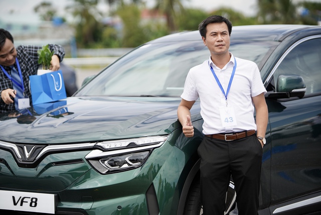 Người đã mua 4 xe VinFast đi nhận VF 8 : Đây là giây phút lịch sử của ngành ô tô Việt Nam - Ảnh 4. Người đã mua 4 xe VinFast đi nhận VF 8 : Đây là giây phút lịch sử của ngành ô tô Việt Nam - Ảnh 4.