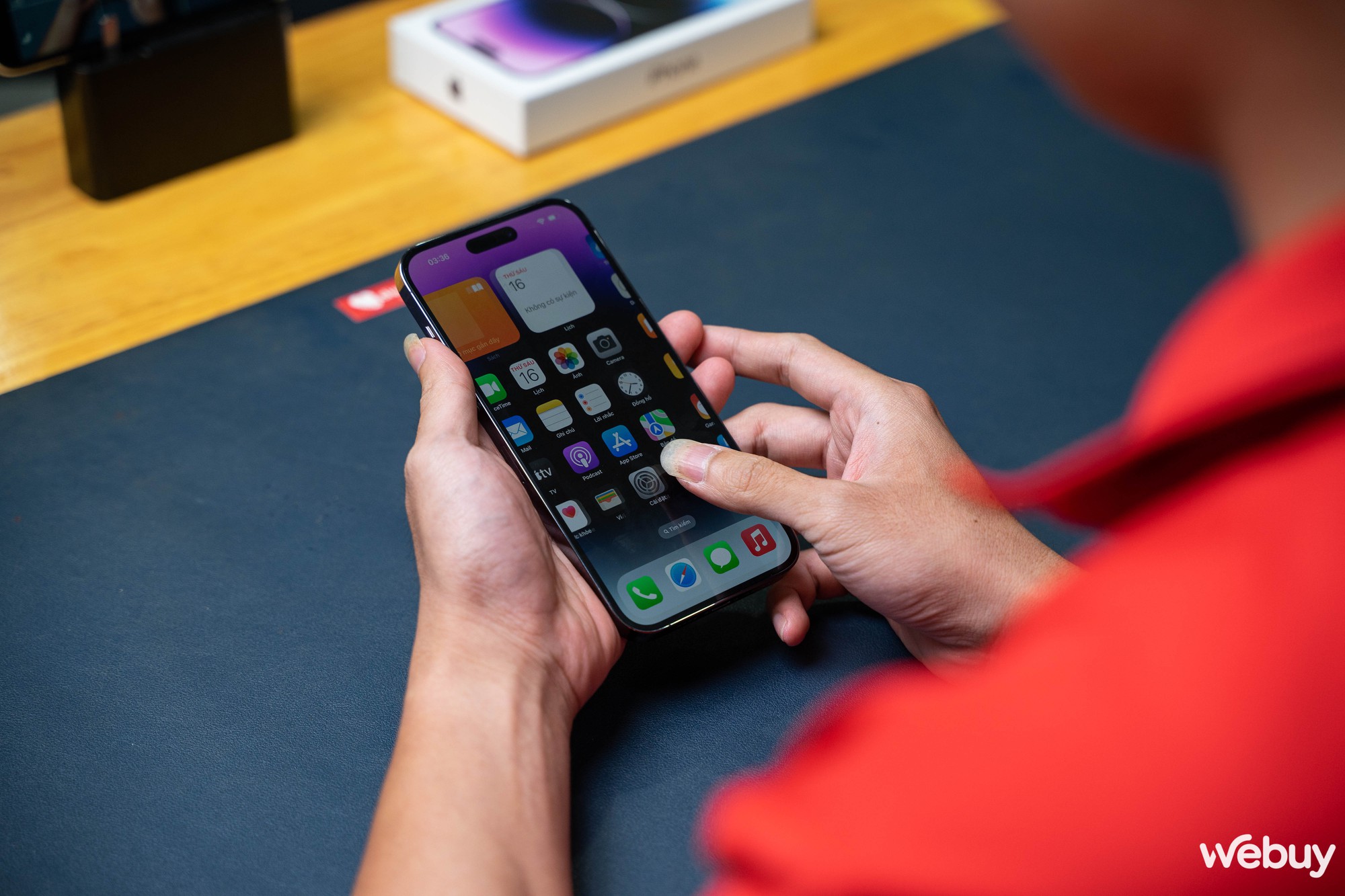 Mổ bụng iPhone 14 Pro Max tại Việt Nam: Smartphone đầu tiên của Apple với màn hình "đục lỗ" - Ảnh 2. Mổ bụng iPhone 14 Pro Max tại Việt Nam: Smartphone đầu tiên của Apple với màn hình "đục lỗ" - Ảnh 2.