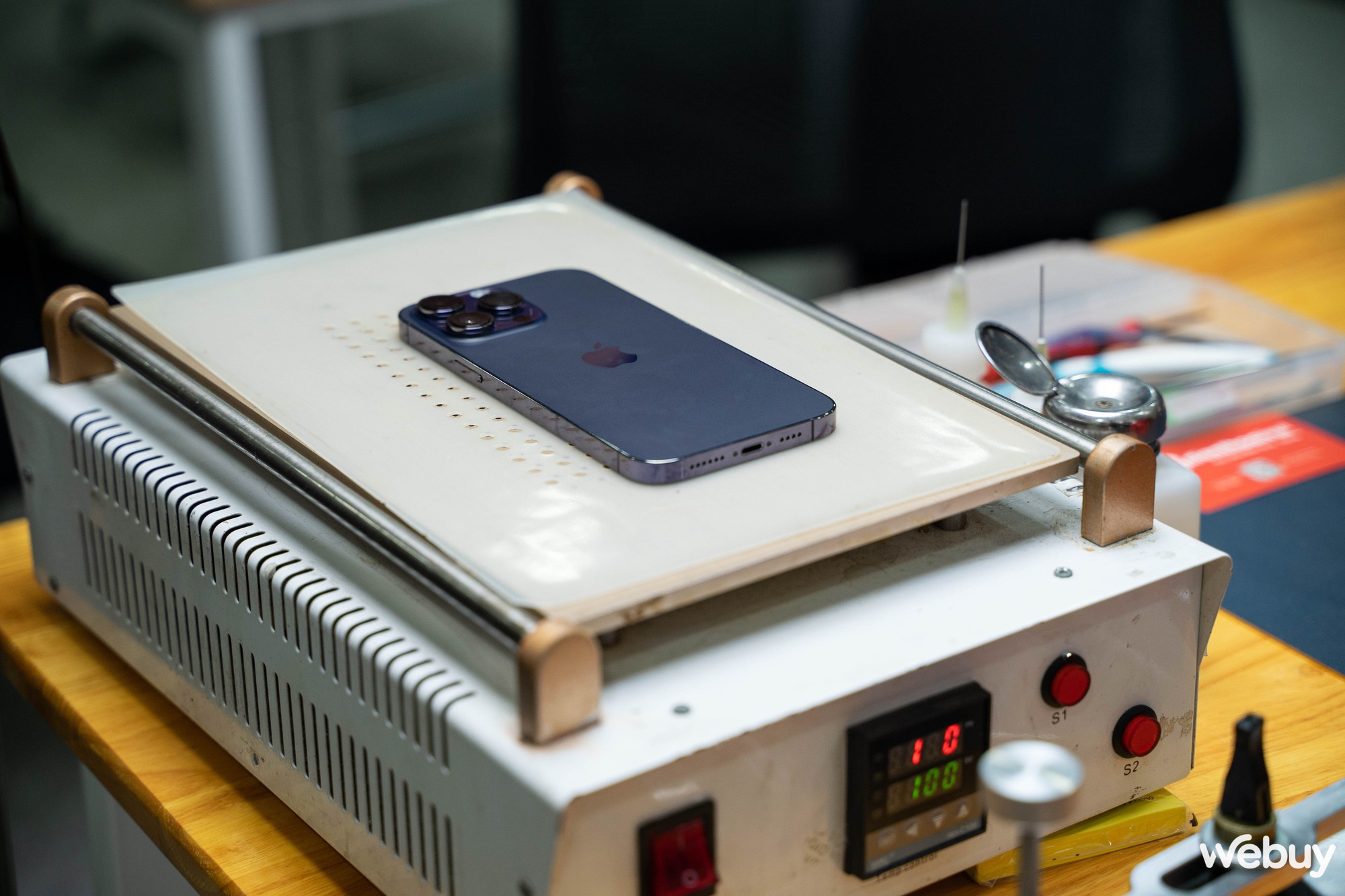 Mổ bụng iPhone 14 Pro Max tại Việt Nam: Smartphone đầu tiên của Apple với màn hình "đục lỗ" - Ảnh 4. Mổ bụng iPhone 14 Pro Max tại Việt Nam: Smartphone đầu tiên của Apple với màn hình "đục lỗ" - Ảnh 4.